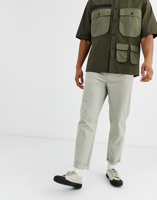 ASOS DESIGN – Locker geschnittene Skater-Chinohose in Achat | ASOS (Global)