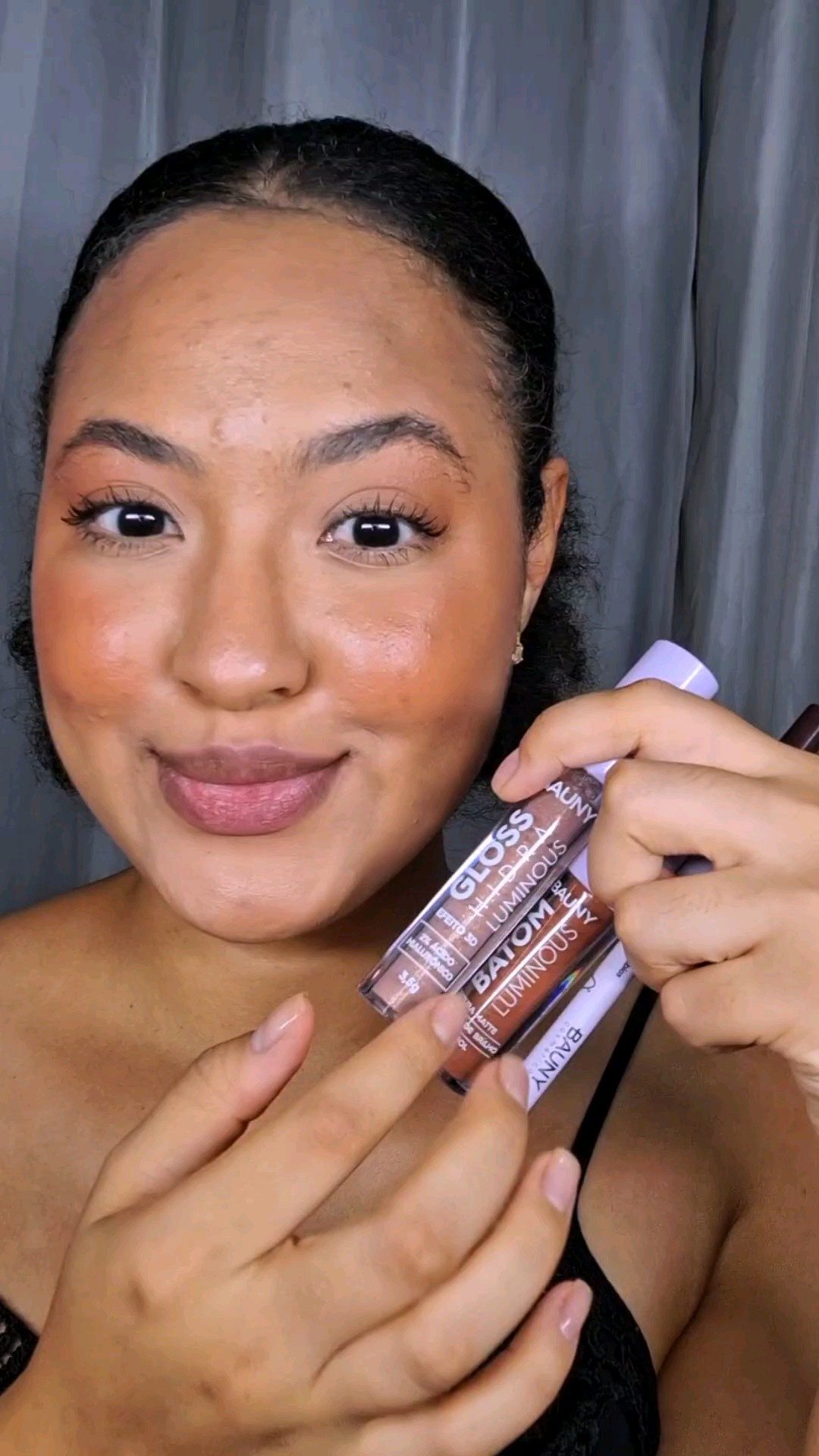 Dia do beijo chegando 💋Então bora de um belo Lip Combo com a Bauny Cosméticos 🍫🤎Usei:Lápis Delineador de Lábios cor Marrom /Batom Luminous cor Honey /Gloss Hidra Luminous cor Light Glow 

#LTKbrasil #LTKbeleza #LTKguiadepresente