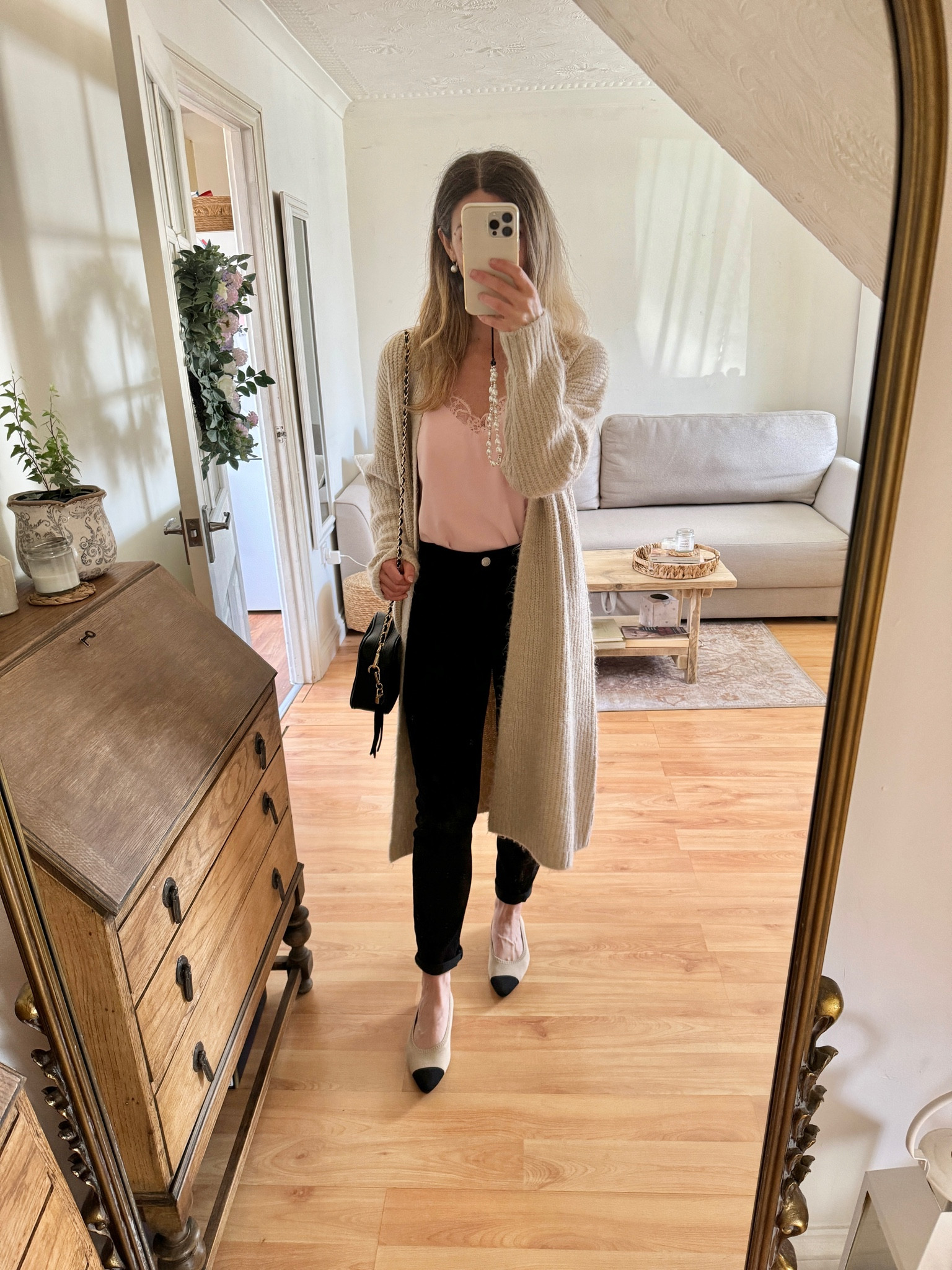 Same outfit, different knit 🥰 Happy weekend!