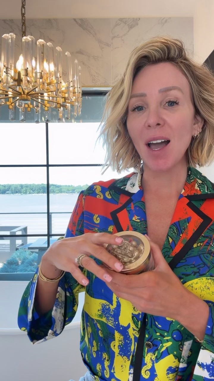 New obsession alert 🫶🏻 Elizabeth Arden’s NEW Advanced Gold Ceramide Capsule Serum. Single-dose, oil-serum, does not play around. 35 years of ceramide research in one twist + squeeze.
if your barrier's been through it lately..this is the fix!
@Macy's @elizabetharden #macyspartner #ElizabethArdenPartner