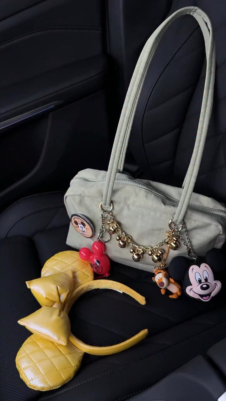 styling Disney bags should be considered a hobby at this point 👜🤍 ⭐️ 🐭!!!