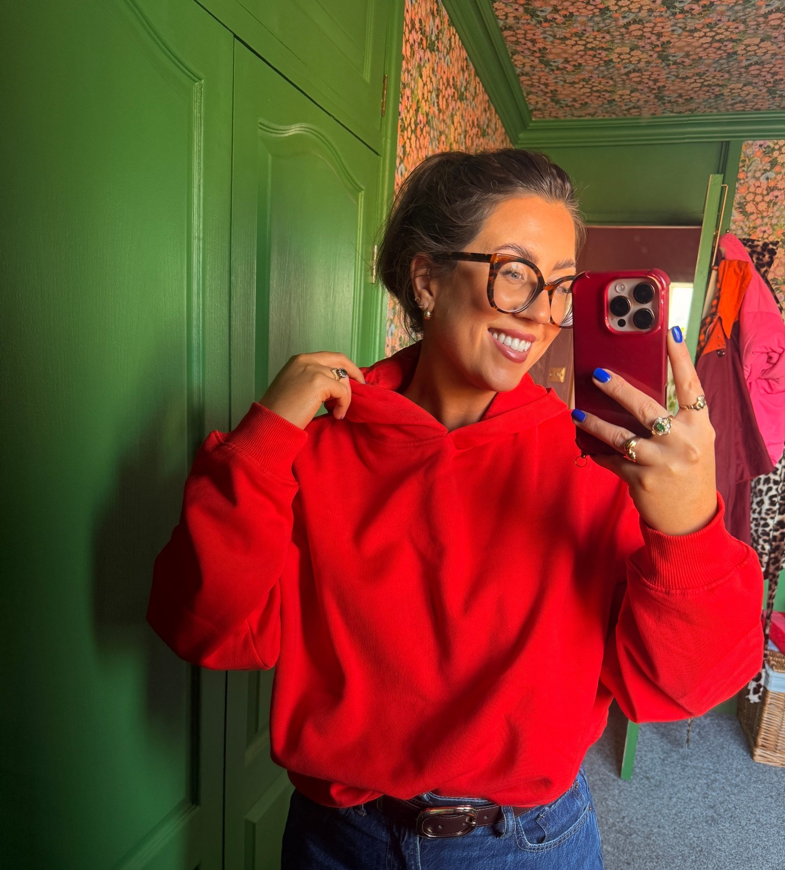 The perfect shade of red ❤️
Wearing a medium 
I have the same one in brown- chefs kiss 🤎