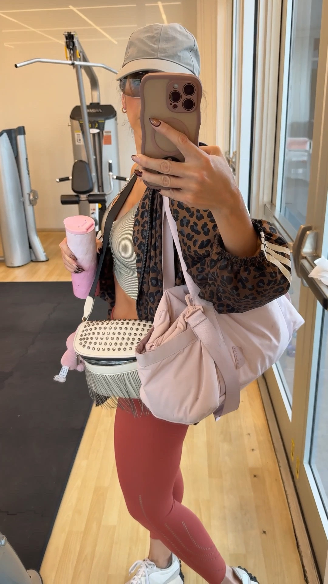 No es sólo ir para el gimnasio porque además me tocaba hacer varias diligencias luego y no me daba chance de regresar a la casa. 

Así que salimos con un Outfit que aunque no vayas para el gimnasio, te sientas linda cómoda, práctica y en estilo 
SI O NO?
Me cuentas 
Chau chau ❤️