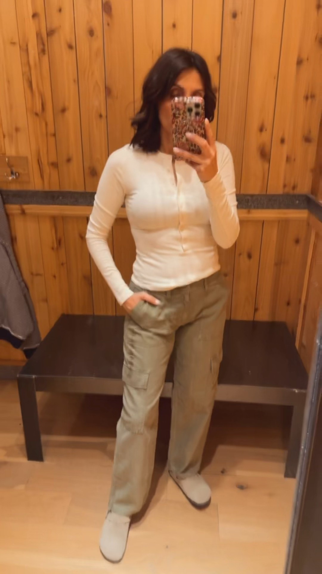 American Eagle 
Wearing size 2 in pants 
Says low ride but def more a mid rise and really comfy! 

#LTKgrwm #LTKmomlife #LTKOver40