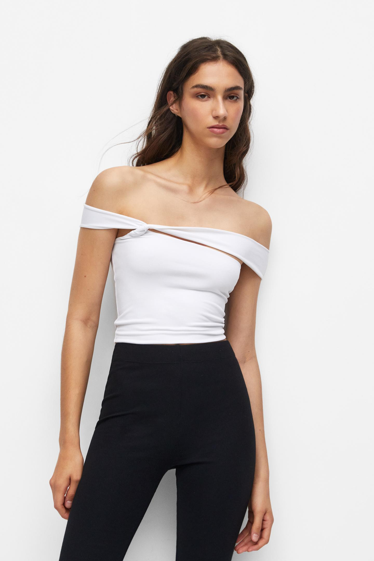 Schulterfreies Knoten-Top | PULL and BEAR DE