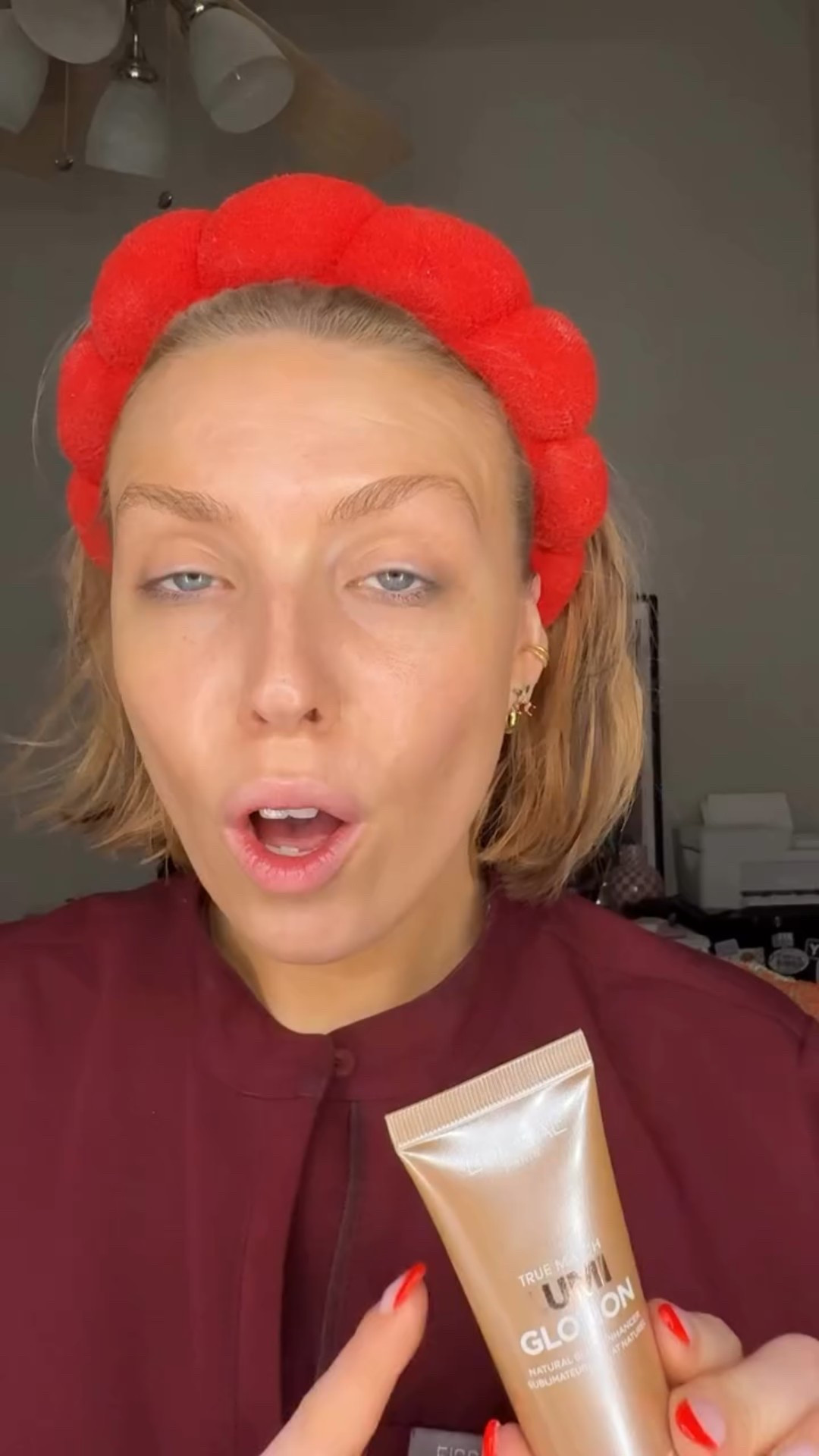 The glow is unreal. I’m officially a @lorealparis Lumi Glotion girl✨💁‍♀️ Not sponsored, just obsessed!!

#lumiglotion #lorealmakeup #dewyskin #glowyskinroutine #drugstoremakeup