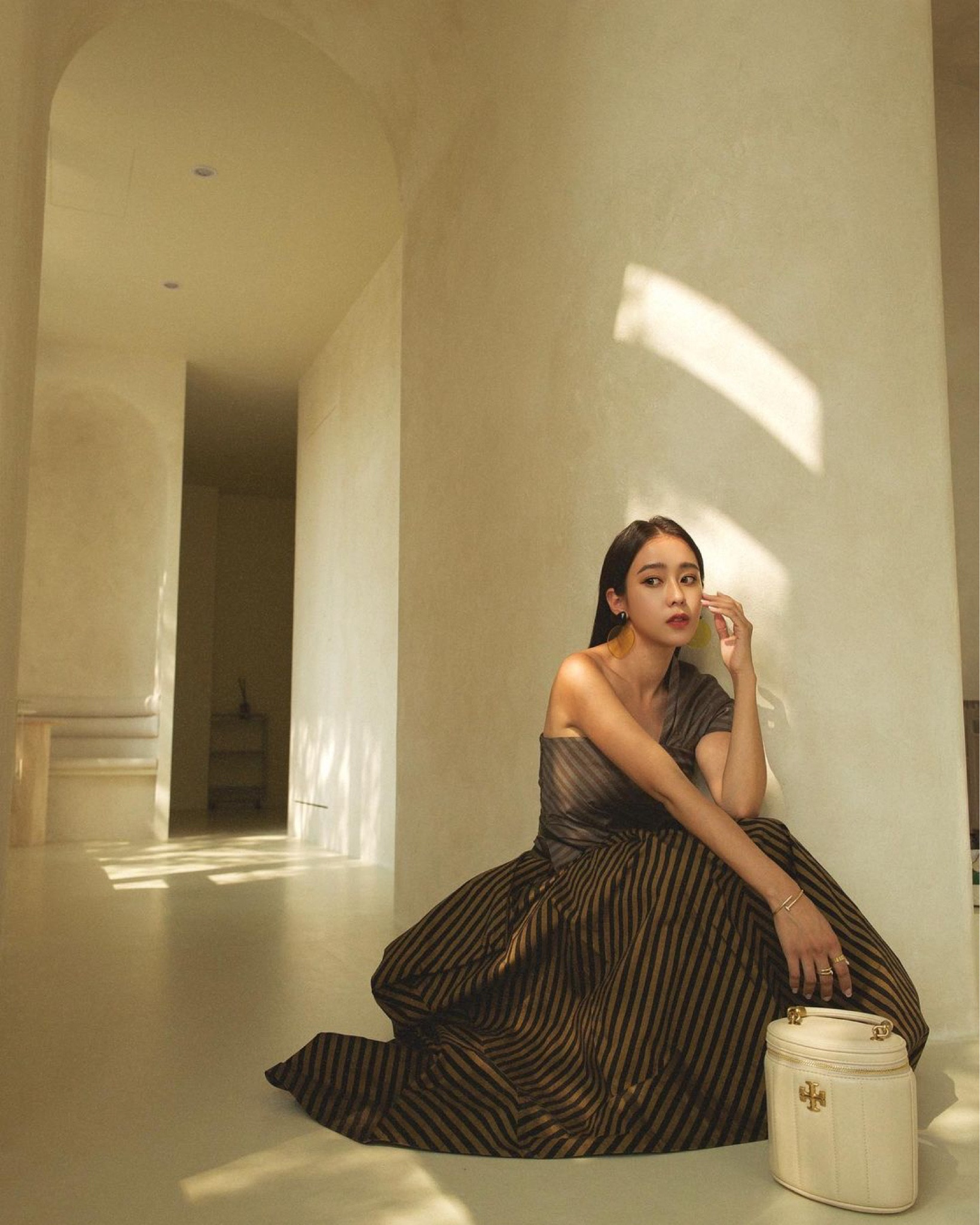 我的天！！！這家咖啡廳根本自帶濾鏡
怎麼拍怎麼美耶啊～～
台中咖啡廳又新增一枚💗美炸！！

搭配本季
Tory Burch 2022秋冬系列🍂
滿滿的高級感🫶🏼

俐落和多層次的剪裁也凸顯身型～

搭配的配件
白色的Kira系列復古圓筒包
氣質又百搭呀🤍

@ToryBurch #ToryBurchFW22

影片音樂: Lovers in the night
音樂家: EnjoyMusic
網址: https://enjoymusic.ai 

#LTKtaiwan#LTKasia

#LTKitbag