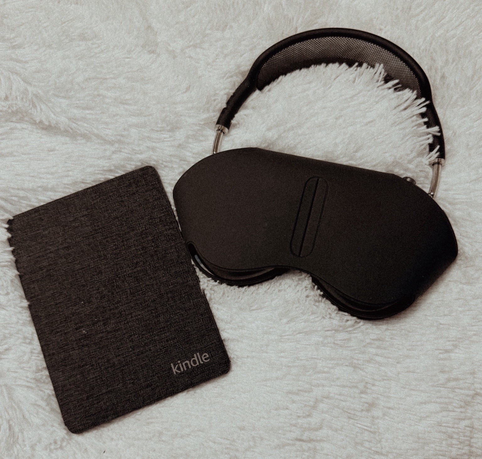 Airpod pro max & kindle make for a great rainy Saturday morning🫶🏻

#LTKmomlife #LTKdayinmylife #LTKmorningroutine