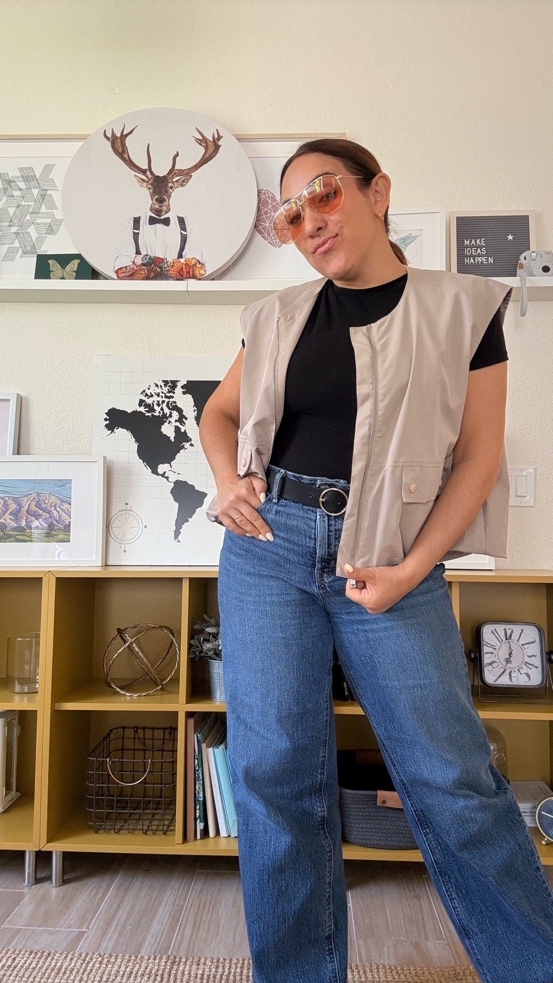 De eso looks comfy para un día como mamá de 3. El chaleco literal le cambia el look a la ropa. Yo lo tengo en talla L. Y esas tshirt son de mis básicos. La mia es talla XL porque me gusta que es más larga. Pero son de esas prendas que te pone todo en su lugar 

#LTKgrwm #LTKootd #LTKmomlife