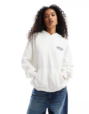 Pull&Bear Biarritz printed hoodie in white | ASOS (Global)