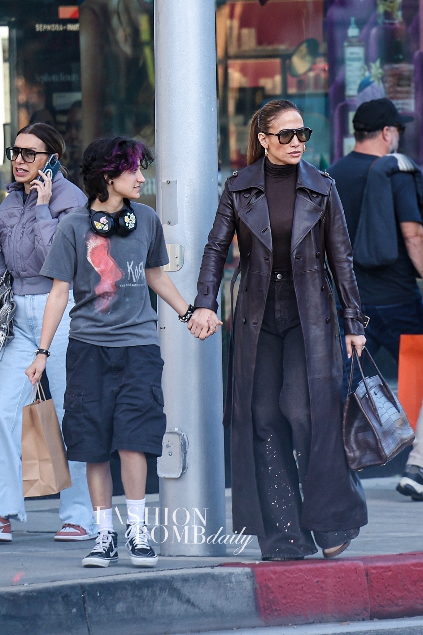 @jlo did some holiday shopping with her child Emme wearing a look by @coach and a $2,050 @michaelkors bag. Find pieces to #getherlook at the link in bio!
📸 Backgrid #jlo #jlostyle #jlofbd 