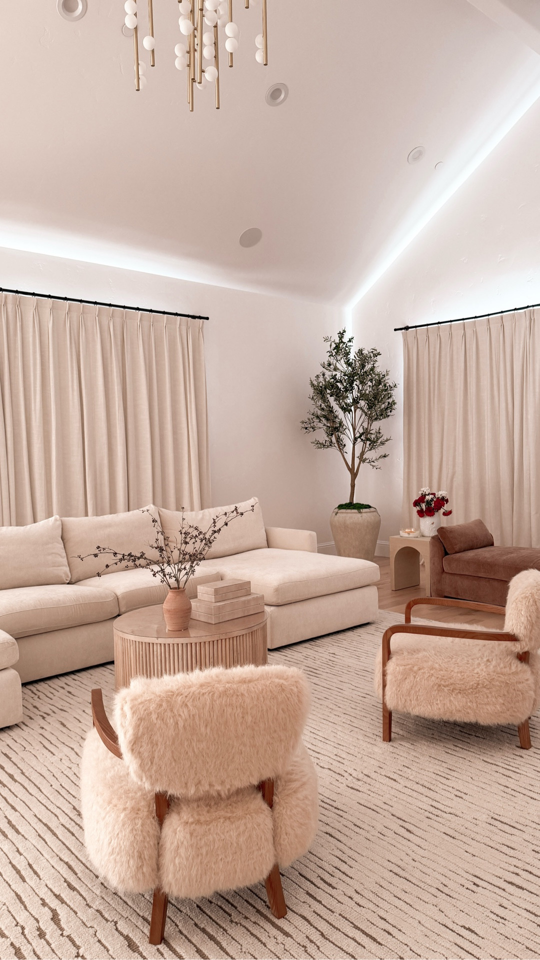 Greenery to brighten up living room or office

#LTKHome