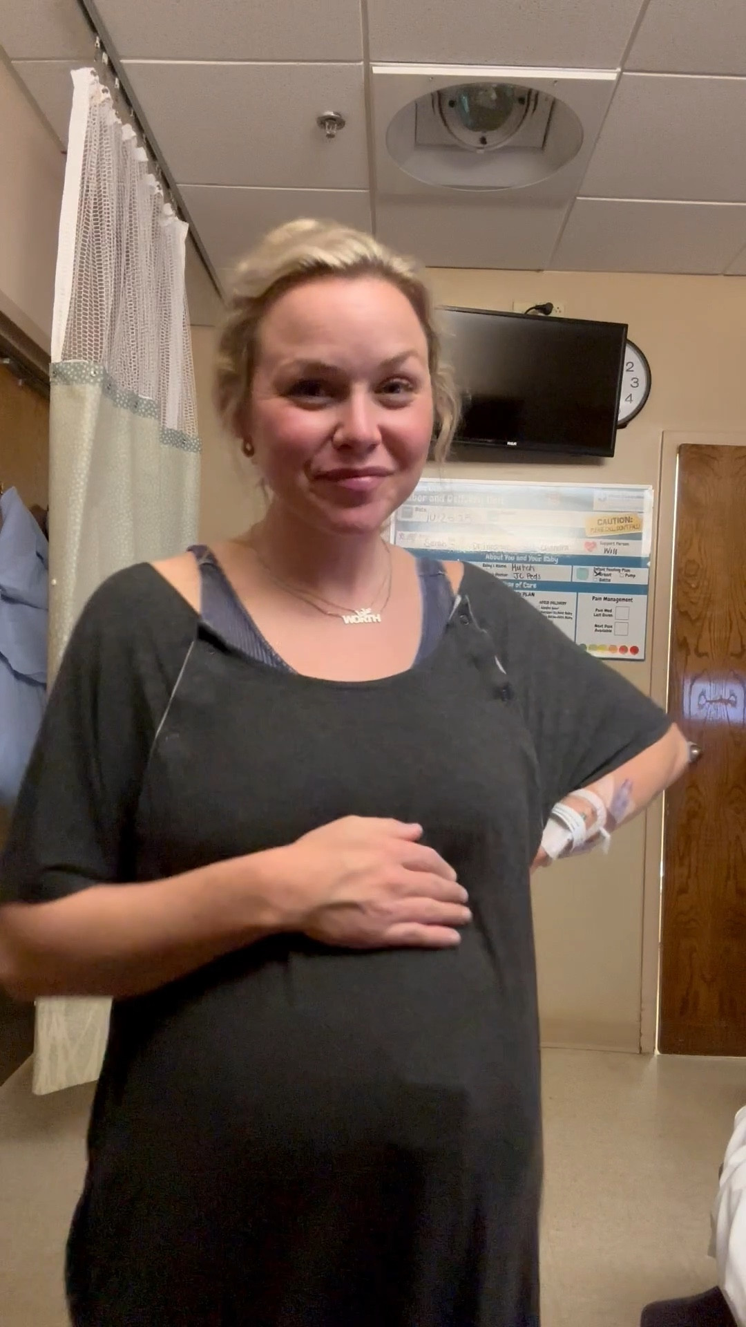 never have i ever worn the hospital’s delivery gown to deliver a baby! makes me feel like an inmate lol 