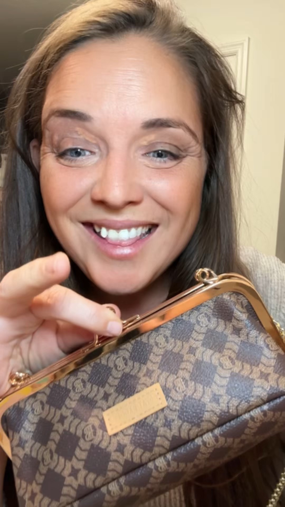 Small bag girls — this one is organized AND cute.
Looks luxe, priced like a steal.

#LTKFinds #LTKAccessories #LTKUnder25 #HandbagFinds #EverydayBag