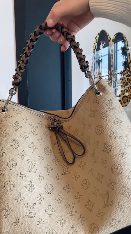 Louis Vuitton Monogram Mahina Beaubourg MM #dhgate

#LTKitbag #LTKfindsunder100