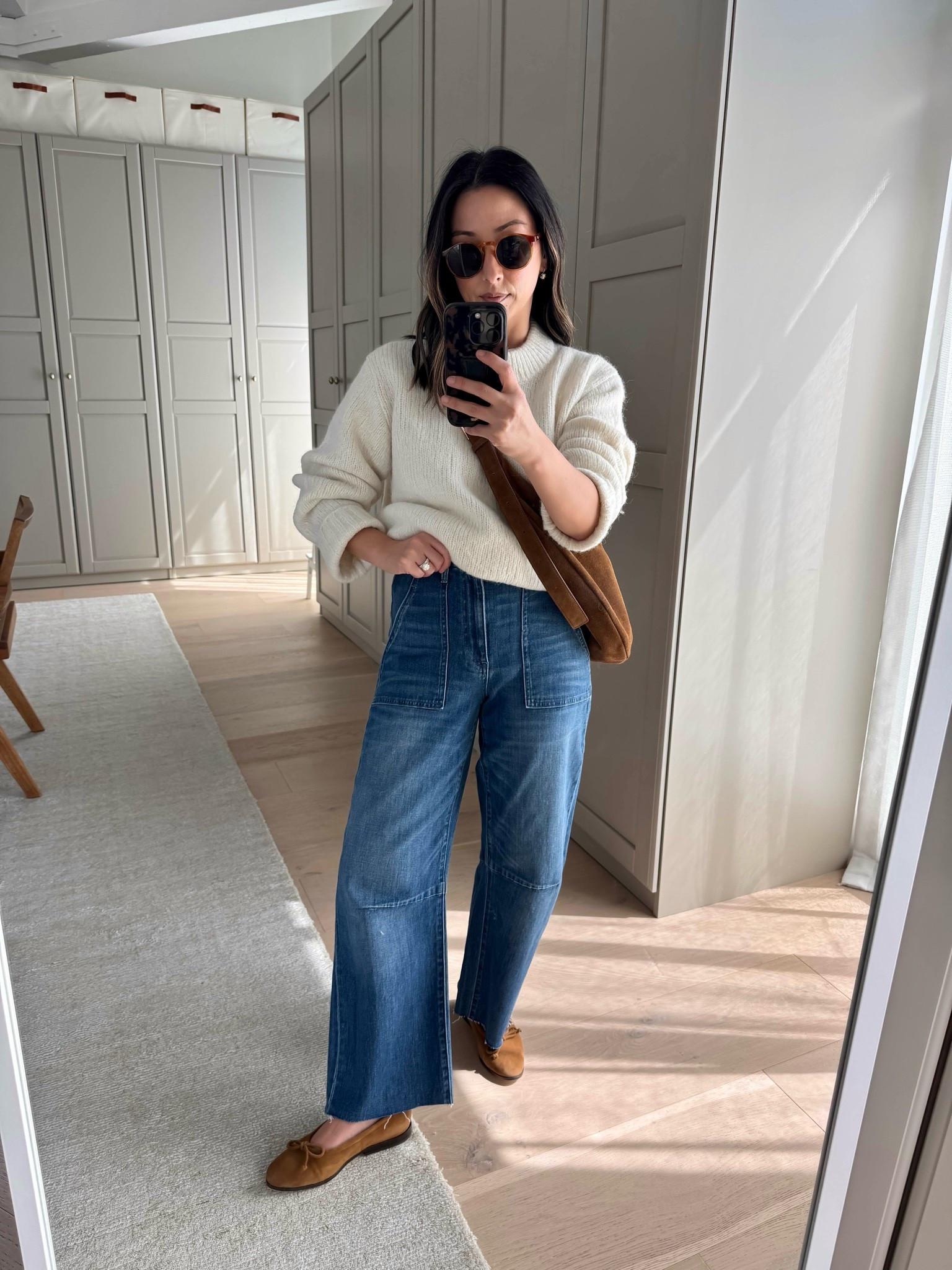 Incredible slight barrel jeans. Perfect dark blue denim wash for fall. Petite friendly, and very flattering.

Le Jean utility barrels size 25
Everlane tee  medium
Quince alpaca sweater extra small
Loeffler Randall ballet flats 5
Quince crescent, sling bag
Dorsey Cecilia earrings 3.4
Dorsey James necklace 15 inch