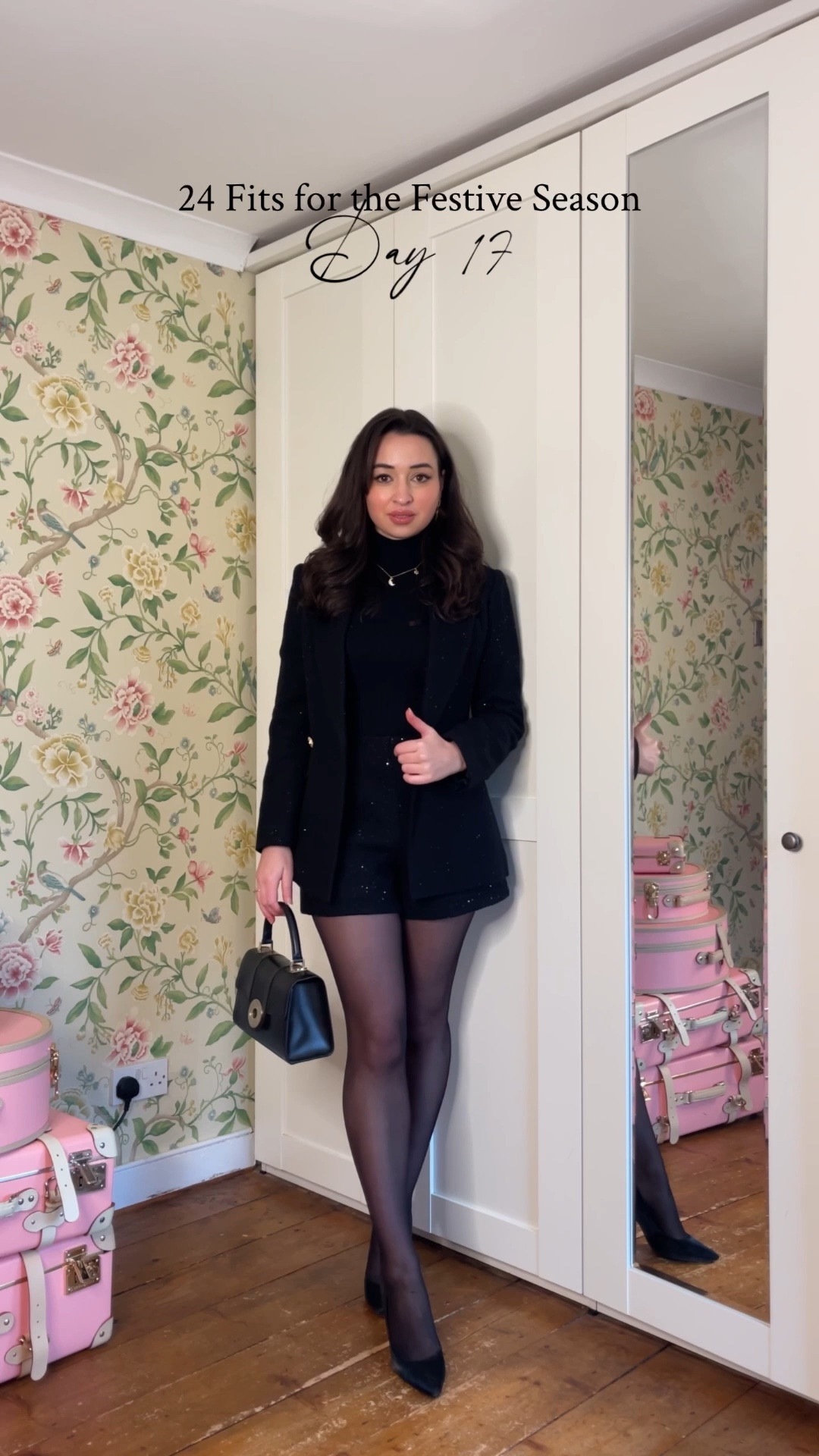 24 FITS FOR THE FESTIVE SEASON DAY 17 🎄 This sparkly two piece is one of my favourites to get out this time of year. One for Christmas parties, drinks or switch the heels for boots for a more everyday look. 

Ad pr products
Blazer and shorts @goelia_official 
Bag @aranyaniatelier 
Jewellery @lolarose 

Non pr products 
Tights @calzedonia 
Jumper @primark 
Shoes @aldo_shoes