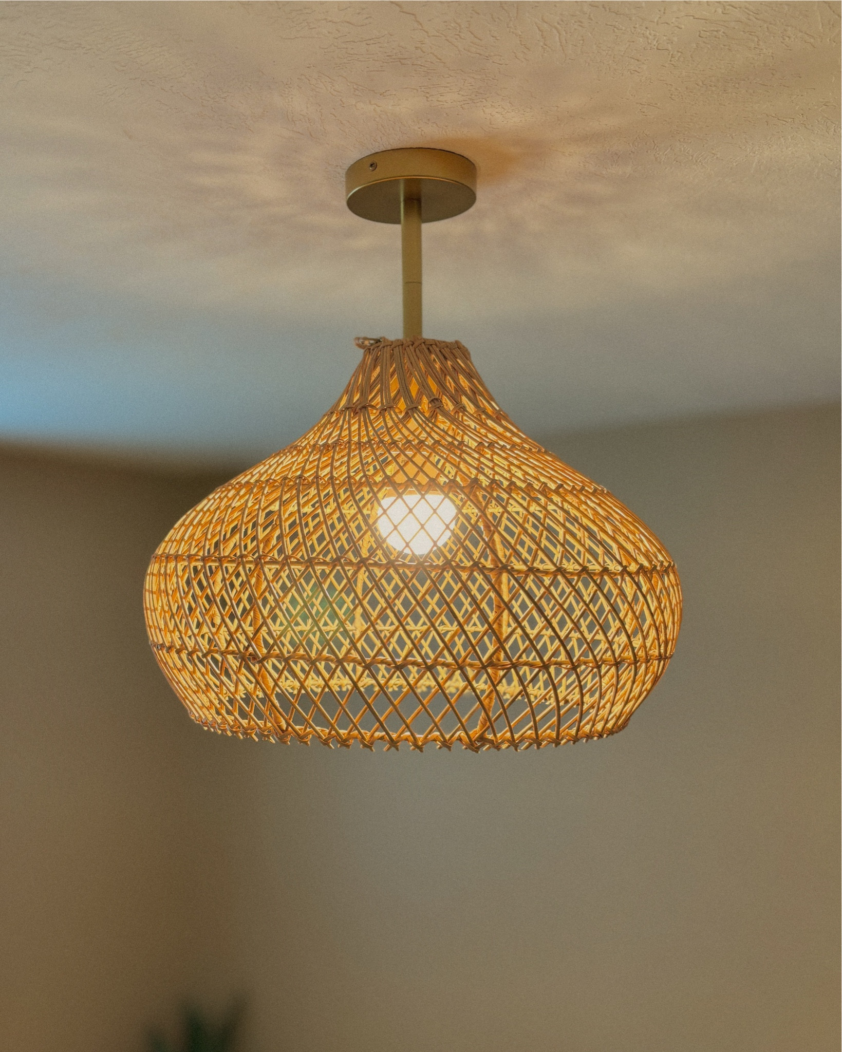 Up close with the Kloe Pendant ✨ Handwoven rattan that brings warmth, texture, and a timeless charm to any room. A small detail that makes the biggest difference. 🌿💡

#LTKHome #LTKFinds #HomeDecor #NeutralHome #PendantLight

#LTKSaleAlert #LTKHome #LTKStyleTip