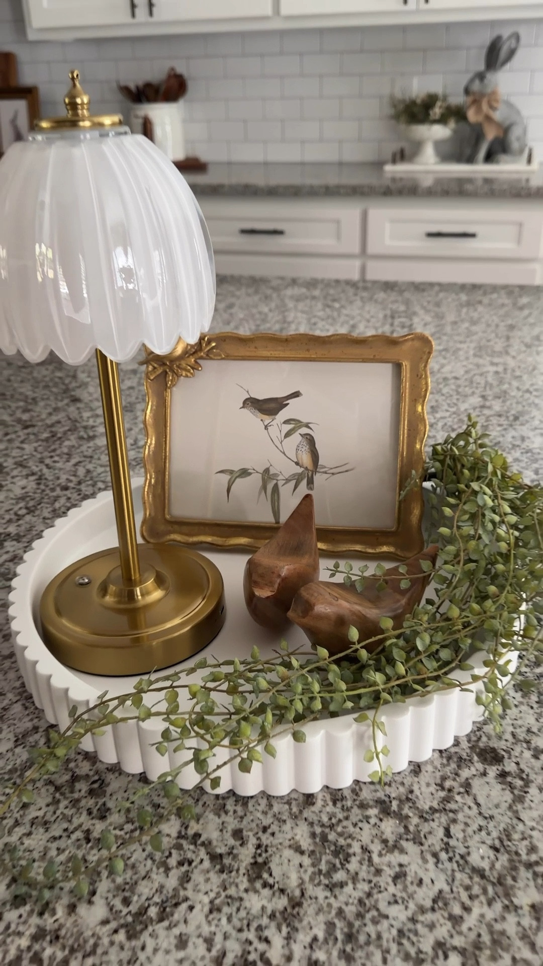 Easy Spring & Summer styling, and I’m a little obsessed with this rechargeable lamp. It’s just so pretty. I paired it with a soft piece of art, two wooden birds, and a touch of greenery for a look that feels simple but pulled together. Proof that you don’t need much to make a space feel beautiful! 😍 