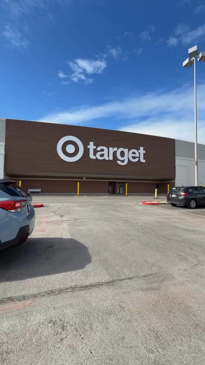 Target run but it’s actually for my dog 🐶🍓

Enzo trying the Very Berri Froyo treats and I think it’s safe to say he’s a fan.

#partnership #slchummingbirds @boccesbakery @target

#dogtreats #dogsofinstagram #goldendoodle
