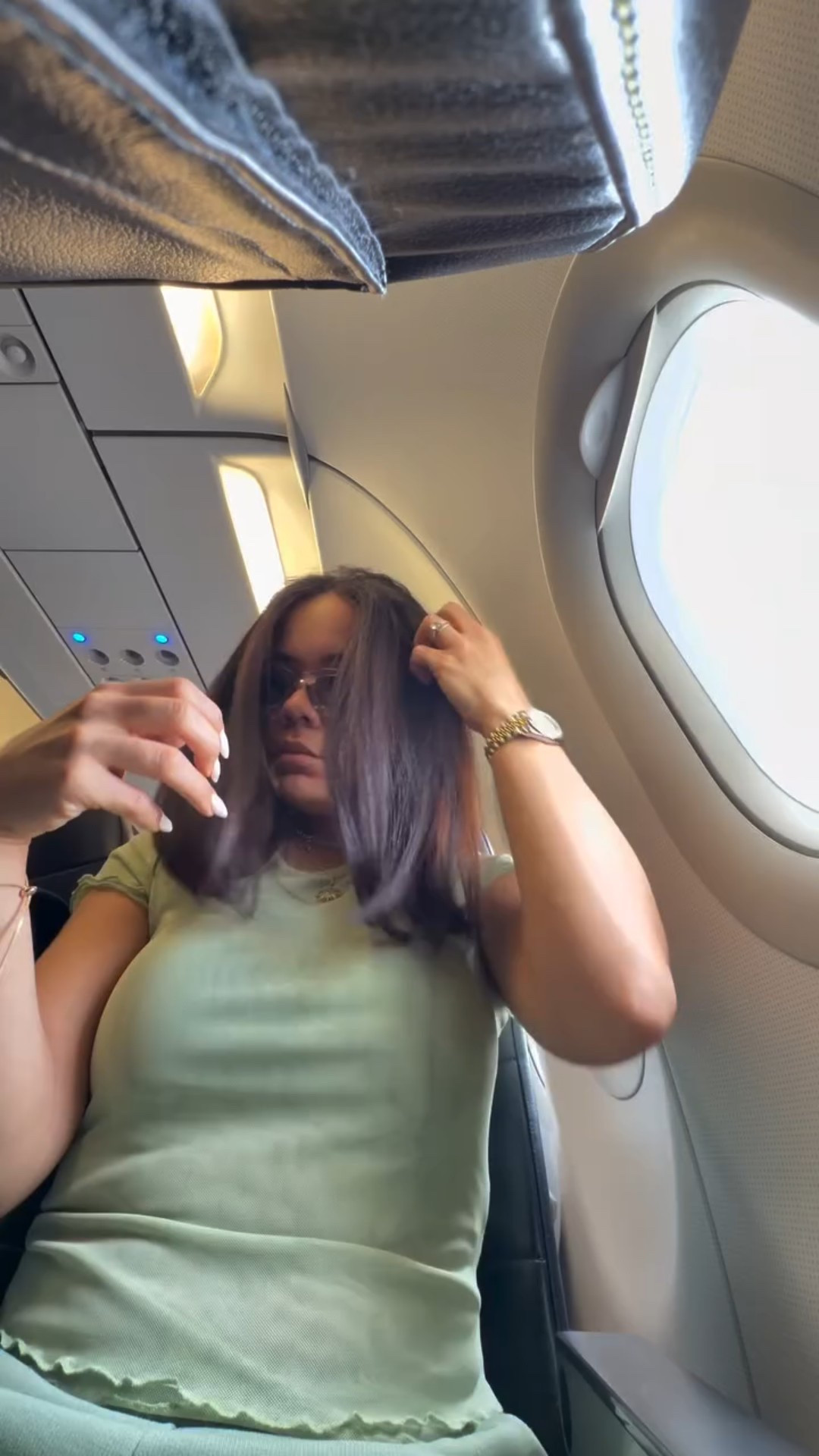 Las chicas no copian, las chicas se comparten los trucos👯‍♀️ mi pelo quedó húmedo al quitar los rolos, lo que provocó frizz desde el avión pero VISTE que eso no fue problema con joyita 💃

ya sabes que comentar si quieres arreglarte desde cualquier lugar✨
