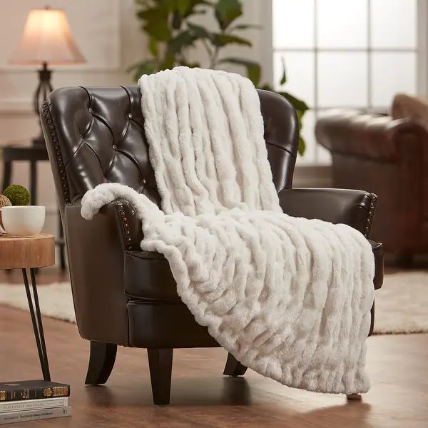 Chanasya Ruched Faux Fur Throw Blanket With Reversible Mink - Bed Bath & Beyond - 34720009 | Bed Bath & Beyond