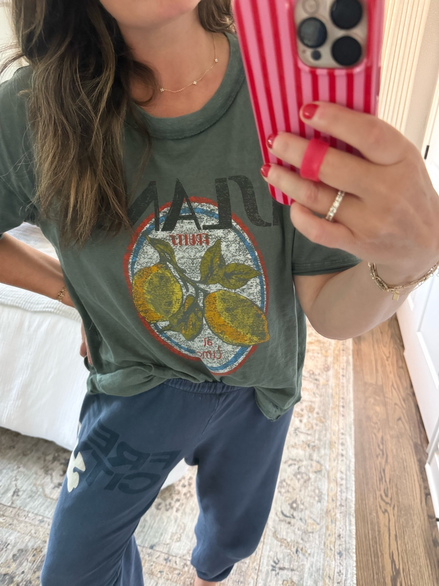 This friend tee is so good!! Incredibly soft, perfectly oversized 🙌🏻