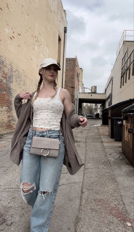 walking into the weekend like #weekendcasual #streetstyle #baggyjeans

#LTKstyletip #LTKfindsunder50