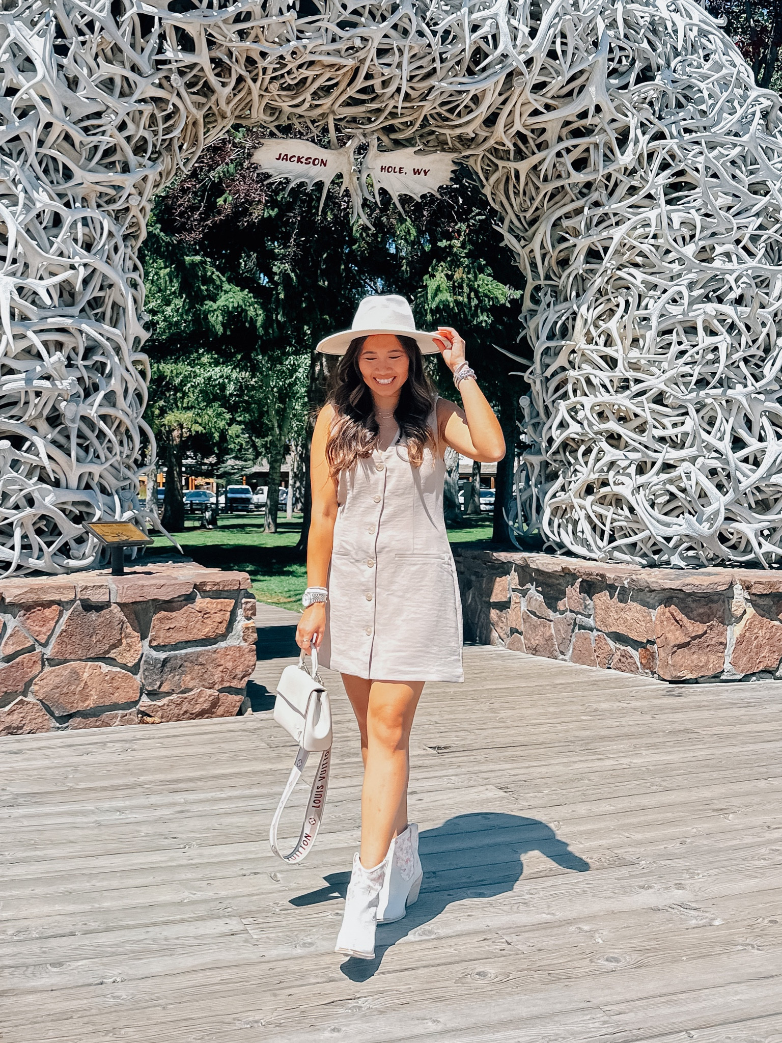 Vest dress details! Wearing a small petite from @abercrombie 