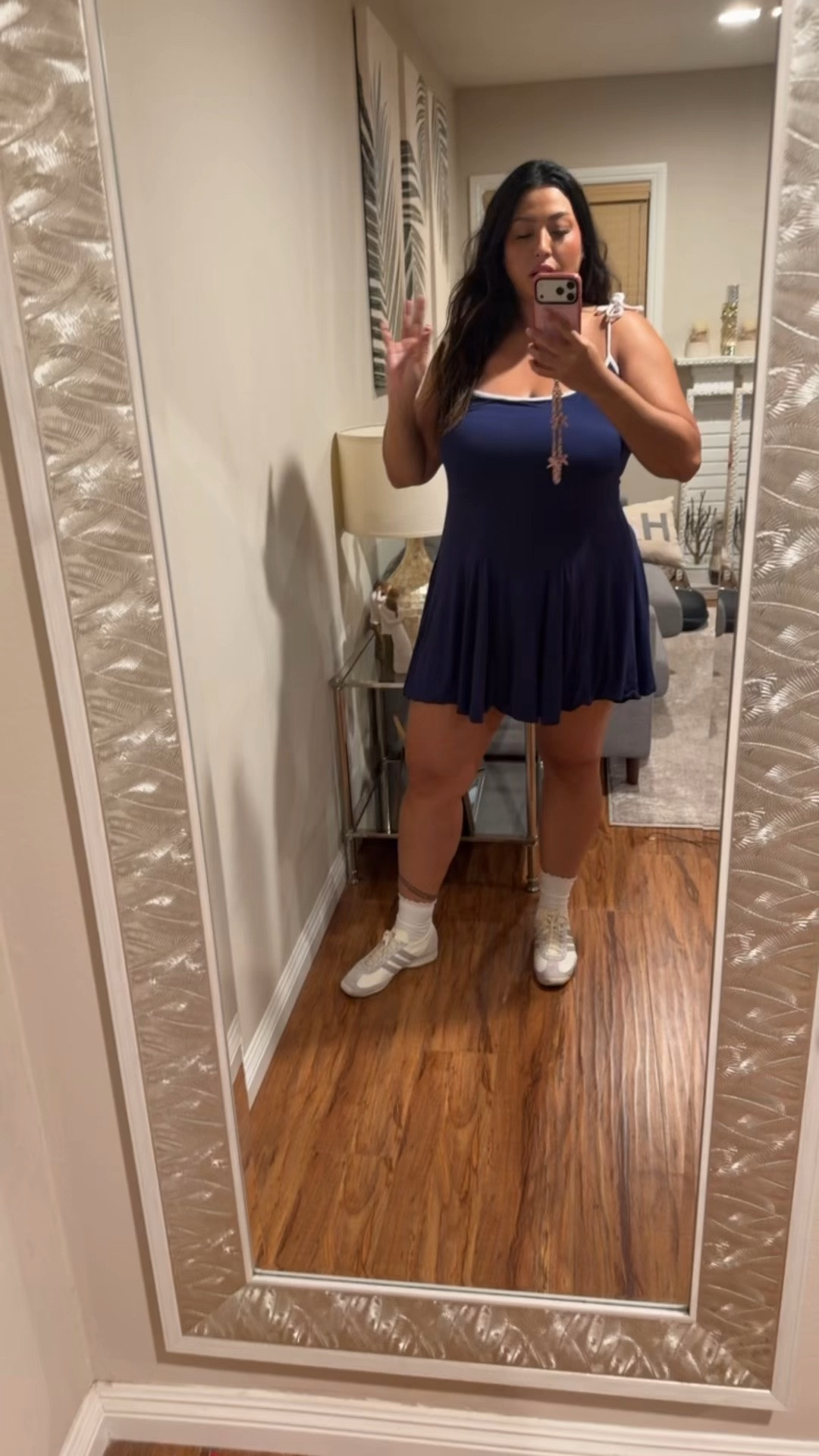 Reversible dress between blue or black 🤯 Amazing soft material and adjustable straps that tie.