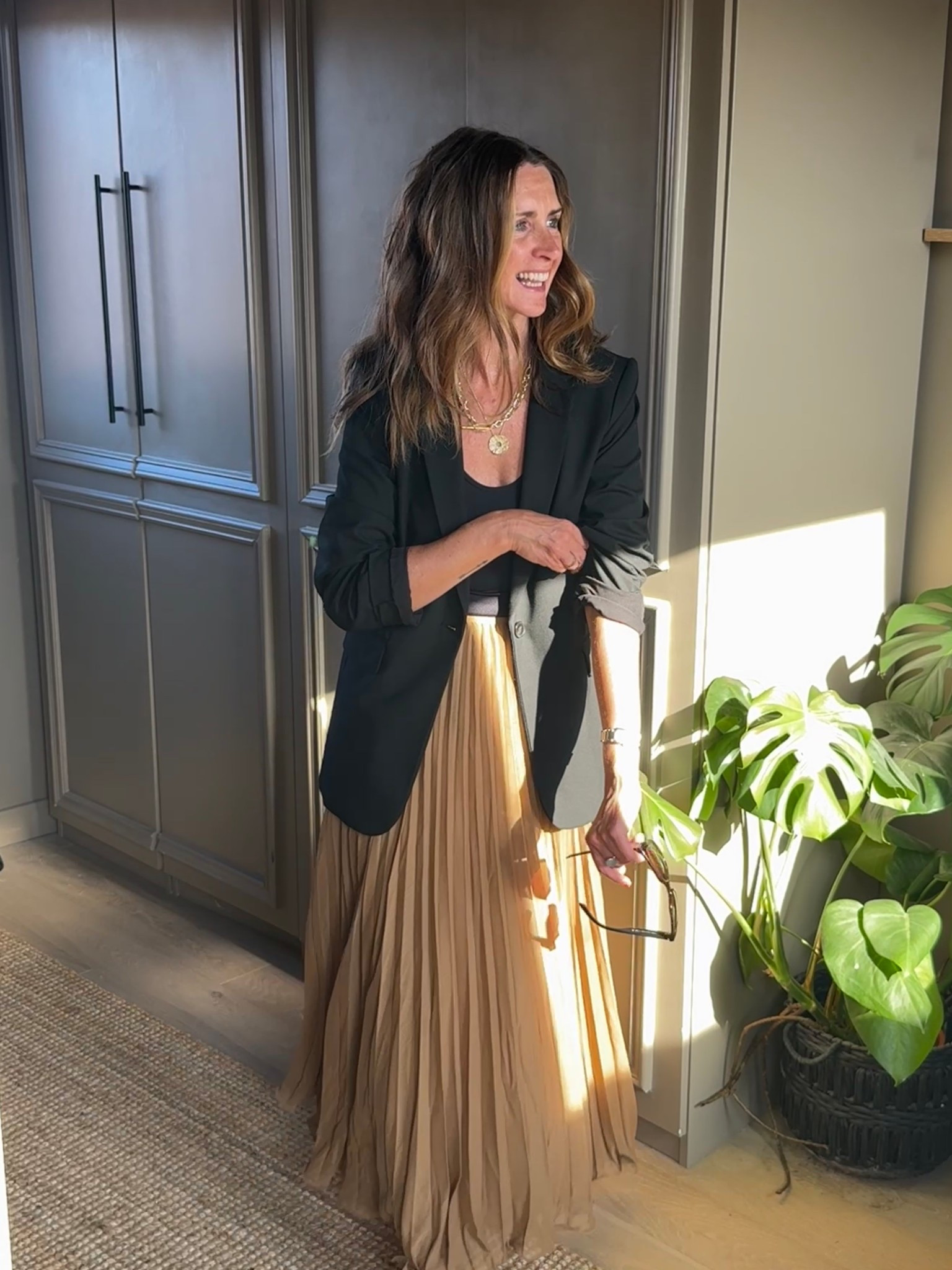 Saturday night cocktails with the girls. Skirt comes up quite big 🤍