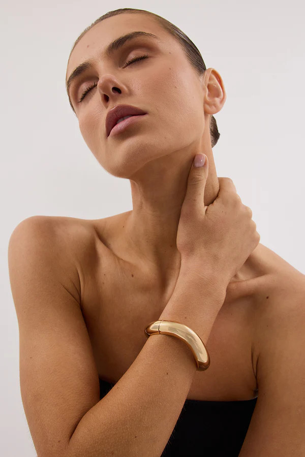 ANNA ROSSI MEDIUM WARPED BANGLE GOLD | DISSH