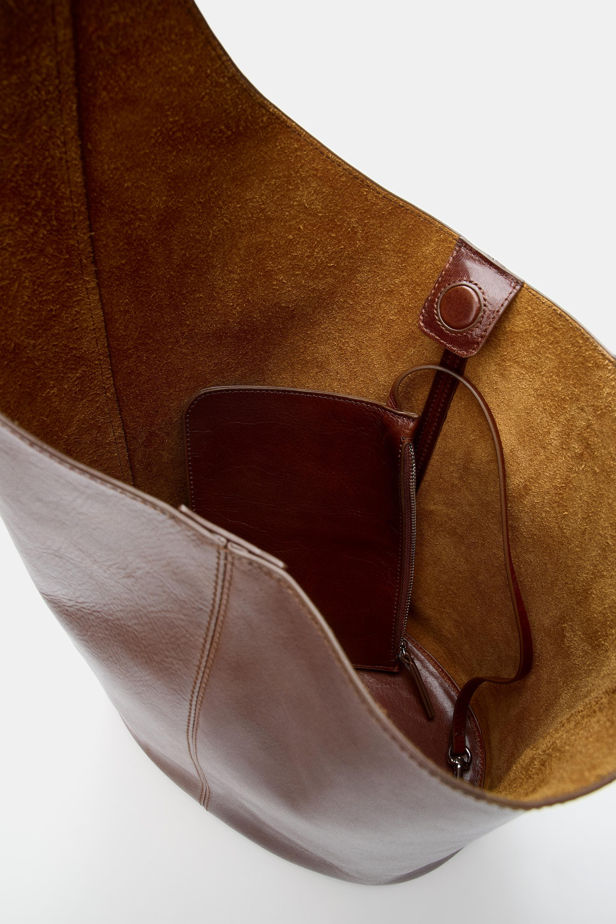 ASYMMETRIC LEATHER BUCKET BAG$ 239.00 Brown BlackBrown | 6041/610/700Add to cartAddAsymmetric lea... | Zara US