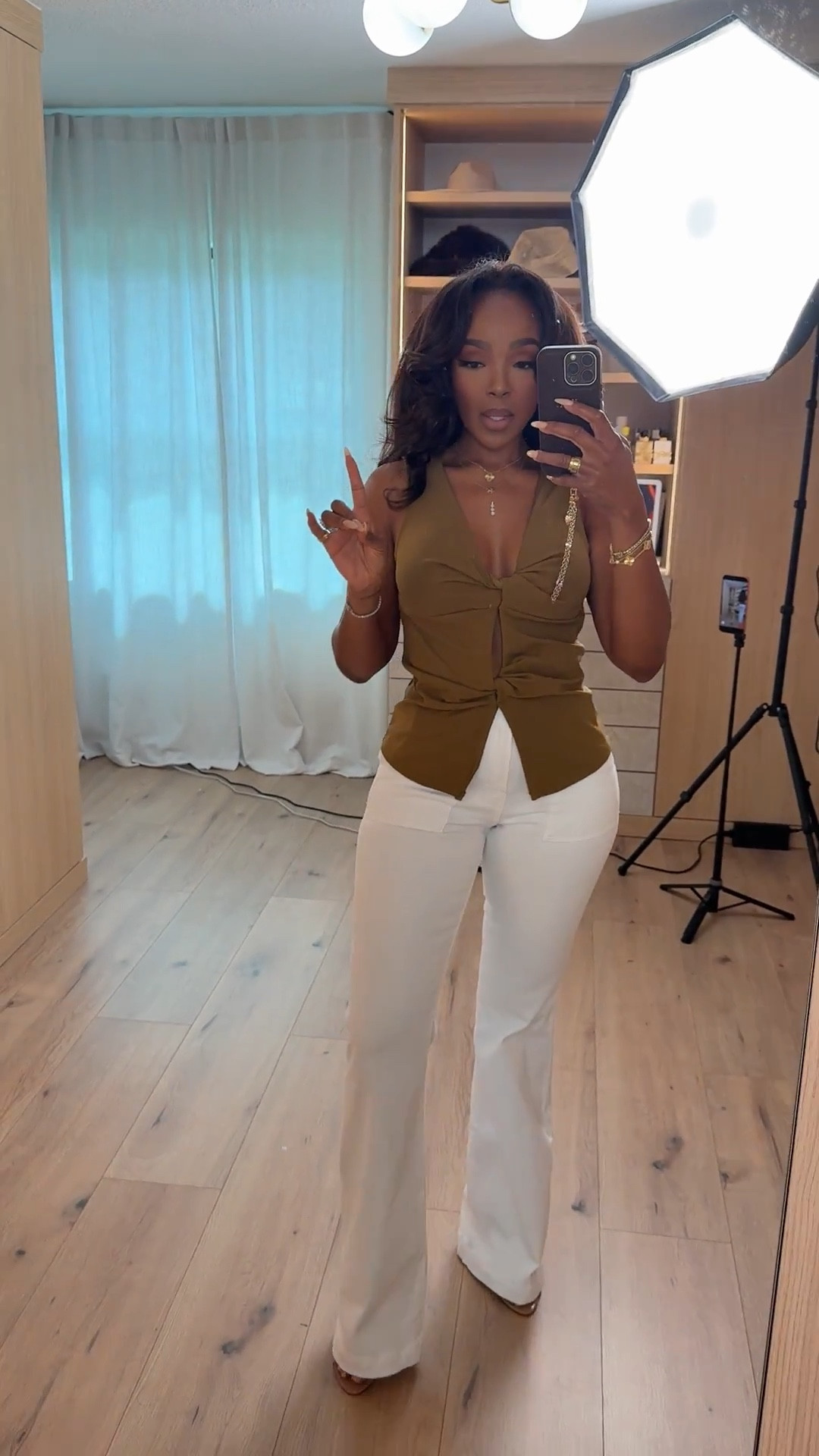 Scroll to shop this elevated neutral outfit 🤎

This ruched chocolate brown top paired with high-waisted cream trousers creates the perfect balance of structured and flattering—an easy mix-and-match combo you can restyle multiple ways, making it a smart long-term piece where cost per wear keeps dropping.

Perfect for date nights, dinner plans, work outfits, or brunch.

📏 Measurements: 5’4”, 140 lbs, 34D bust, 27” waist, 40” hips

Follow me on Instagram and YouTube @kirasfashionfinds
@Express 