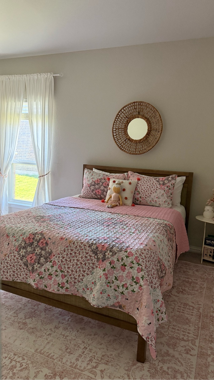 La alfombra perfecta para unificar la habitación rosada de Olivia 🌸💕 Es demasiado suave y se puede meter a la lavadora 🙌 Tienes una princesa en casa que ama el rosado? 
Yo escogí tamaño 8x10 para una cama queen, color “Distressed Pink” si quieres el enlace escribe RUG ✨

#pinkrug #pinkbedroom #girlsbedroomdecor #homedecor #momlife