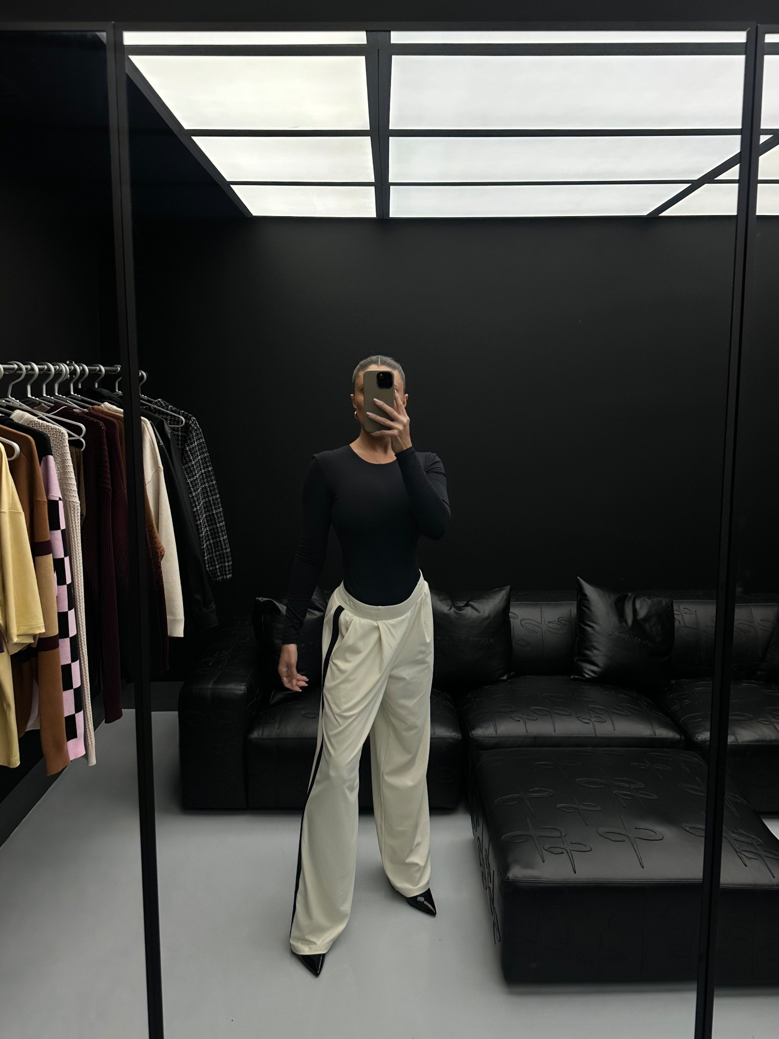 🖤🤍
Top size small
Pants size small 
Shoes size 8 