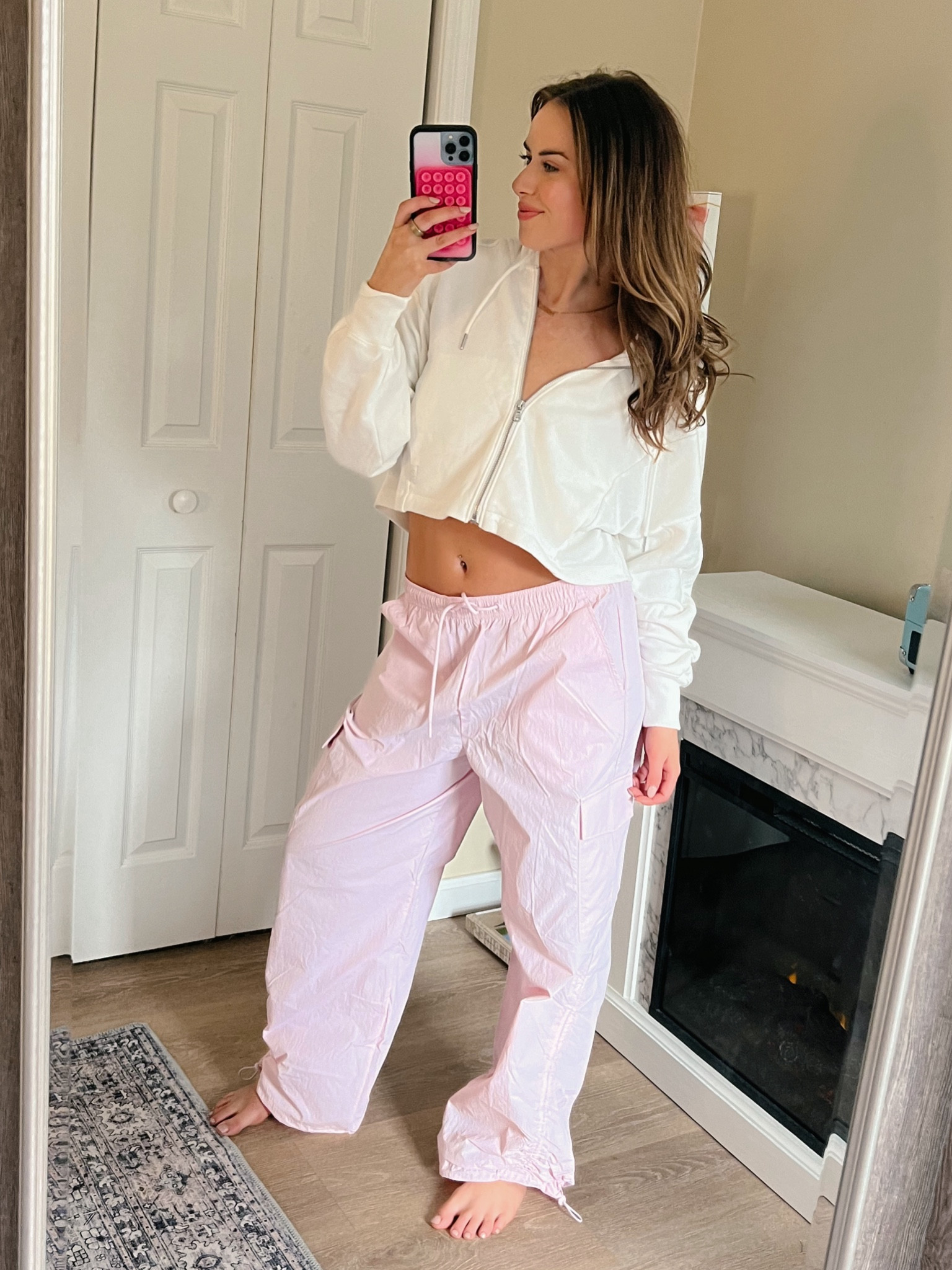 Casual Gilly Hicks outfit with the cutest pink parachute pants !  