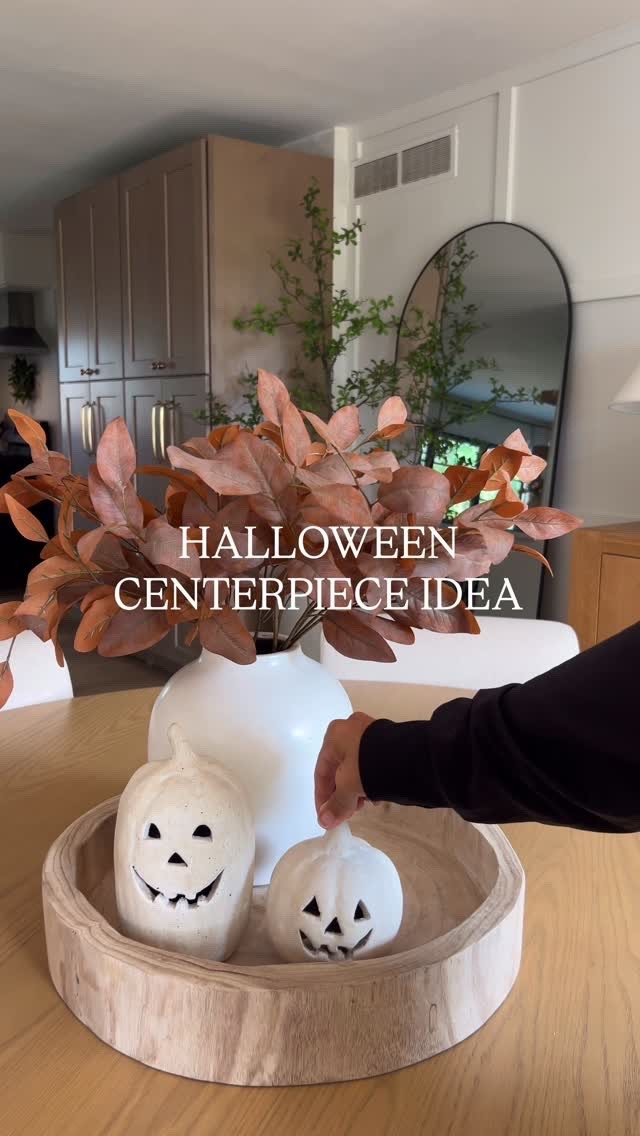 Super simple and not too spooky Halloween centerpiece idea 🍂🎃

#LTKHome #LTKSeasonal