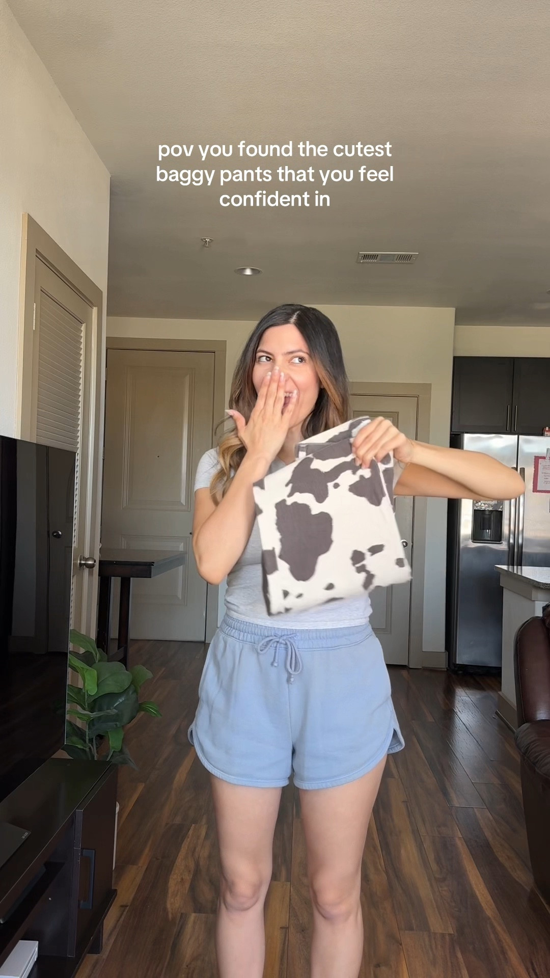 Cow print pants size 25 short 
Top: XS & shows TTS


cow print jeans, baggy loose jeans, low rise jeans, Abercrombie jeans, low heel shoes, sandal heels