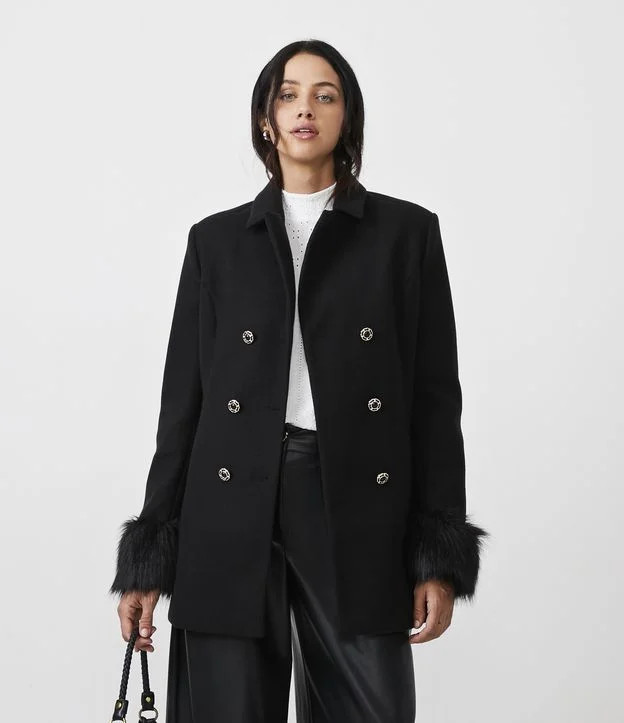Casaco Alongado em Polivelour com Botões Diferenciados e Pelos no Punho Preto | Renner (BR)