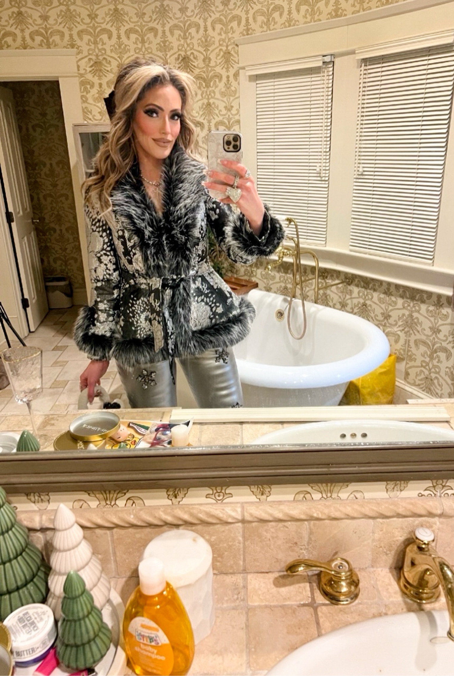 Black & chrome OOTN for our Valentine’s date night.💕

#LTKfindsunder100 #LTKsalealert #LTKSeasonal