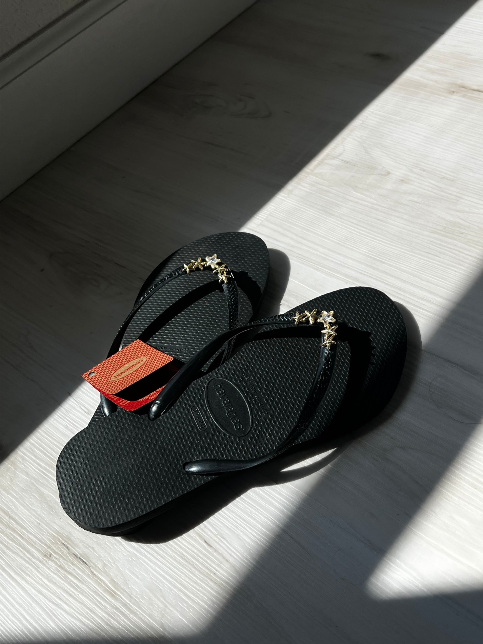 Thong flip flops Havaianas; star flip flops; black thong flip flops for summer; gold hardware flip flop