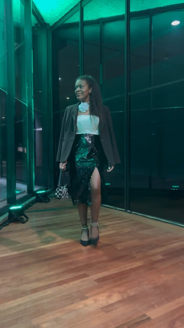 APOSTE NO CORSET! ✨

O corset tomara que cai tem sido muito usado em looks mais streets. 

  Fiz uma composição do corset com saia de Paete que é uma peça mais sofisticada e caiu super bem, e para finalizar o look optei por uma terceira peça e um acessório da mesma cor do corset para dar um toque especial. 

#garimpodakelly #outfit #lookdodia #lookdanoite #NatalLTK #LTKGift

#LTKbrasil