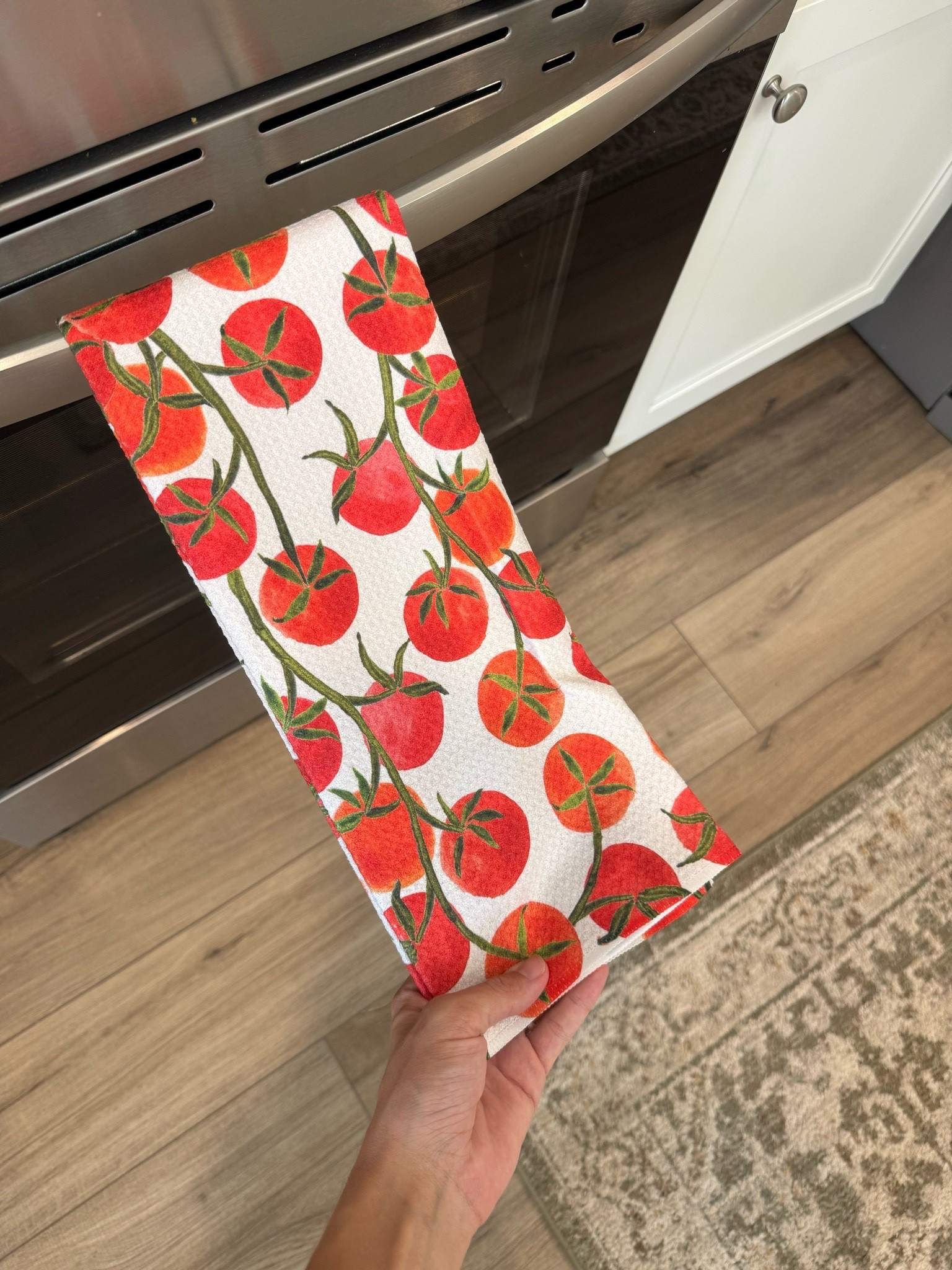 Tomato Girl Summer 🍅 Geometry House towels are the best!! Amazing on stainless steel appliances and they make the best gifts for weddings or housewarmings.