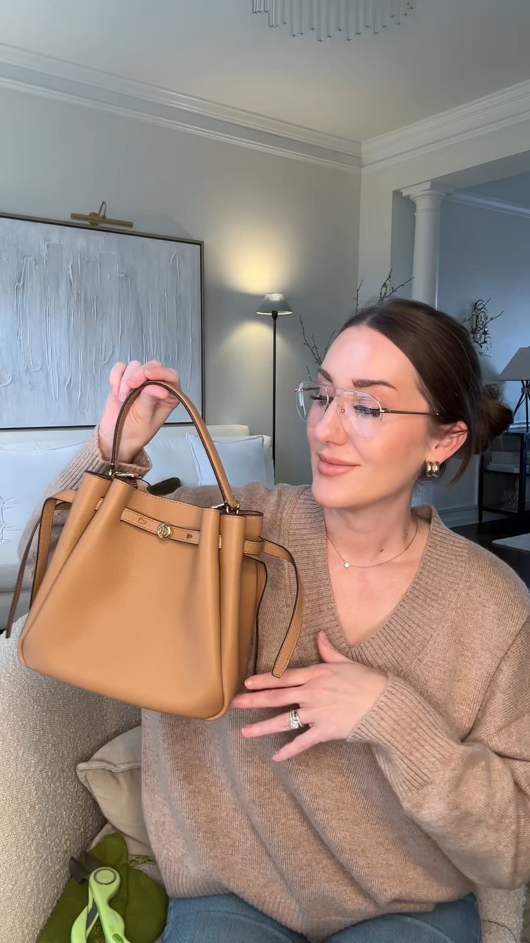 The most versatile bag 🤎 gorgeous supple leather, amazing quality and so comfortable to carry. A convenient hand held top handle and an adjustable shoulder strap that easily goes from a crossbody to shoulder bag in so many lengths. 