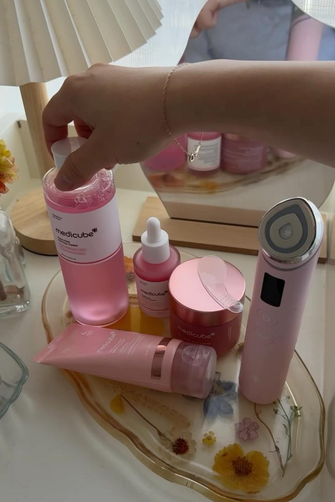 pink Saturday morning #skincareroutine ft. All @medicube_global_official 🌸💕

#asmr #asmrroutine #medicube #boosterpro #cozyhome #pinkskincare