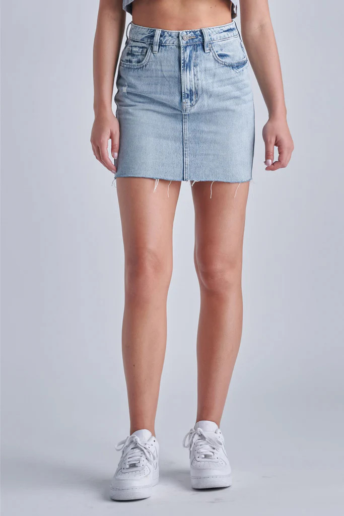 [PEYTON] LIGHT WASH CLASSIC RAW HEM MINI SKIRT | Hidden Jeans
