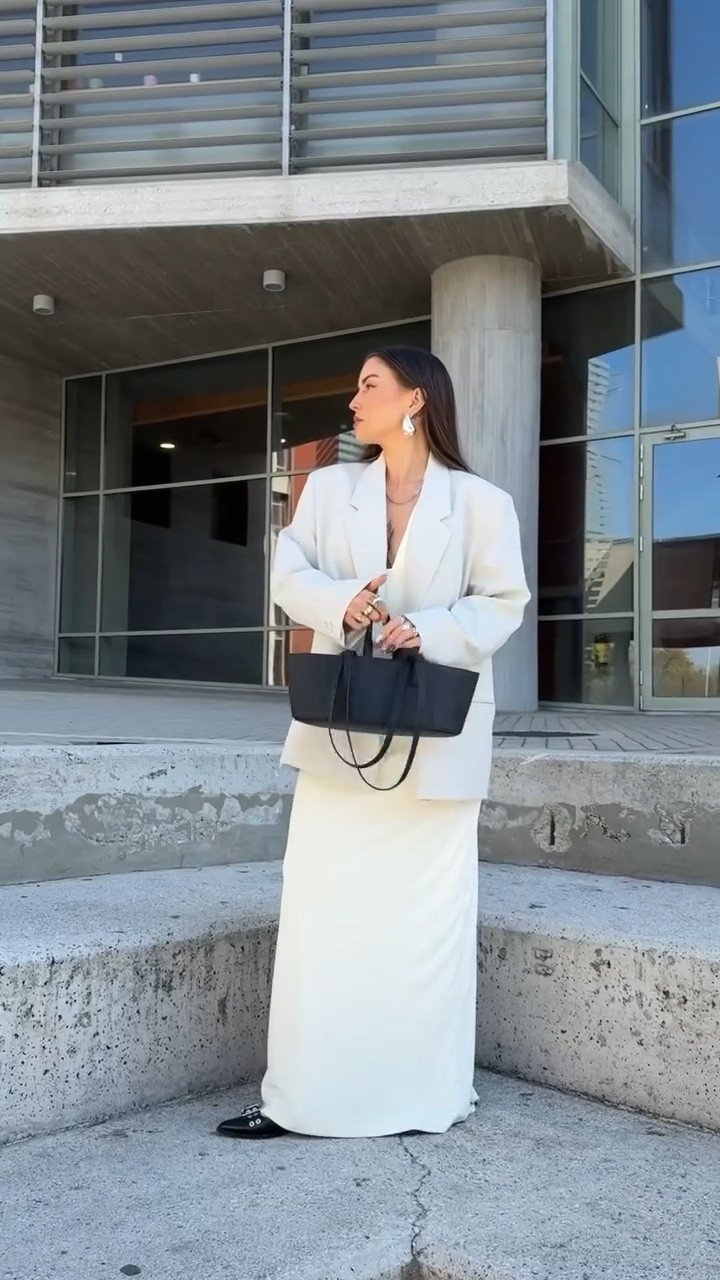 It’s giving elevated, and the bag understood the assignment ✔️🖤 @hanaast.ig 

#elevatedstyle #effortlesschic #minimalwardrobe #elegantlook #springootd #blackbag 

Ad, gifted product