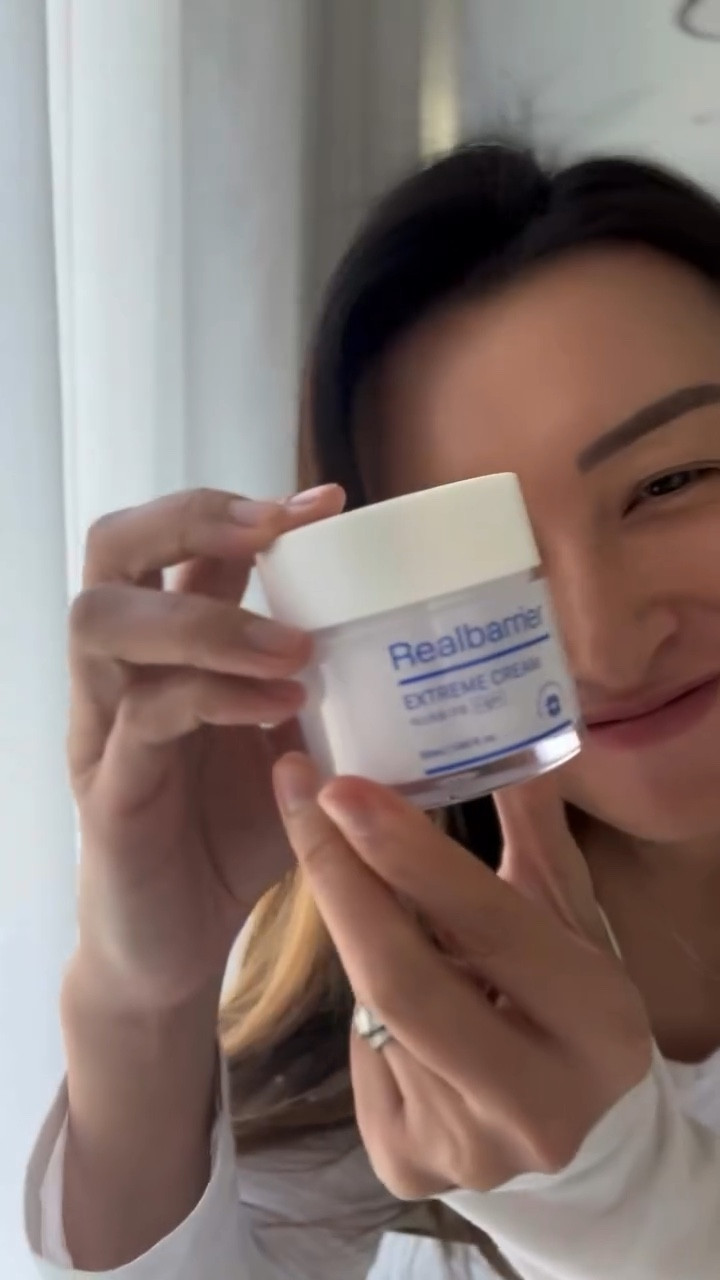 I received this product for free from @go.picky and @realbarrier_global in exchange for my honest review. 

The texture is REALLY thick, more like balm than cream. So, it is pretty hard to spread it all over your face. There’s a subtle smell of it couldn’t tell what it is but is not my favourite one. But is very subtle. Since the thick texture of the cream I only use it at night, loving the glowy the next day. 

Caution it may trigger acne with hydrogenated vegetable oil and cetearyl alcohol in the ingredients list. 

#pickyreview #gopicky #pickyxneopharm #neopharm #realbarrierextremecream #realbarrier