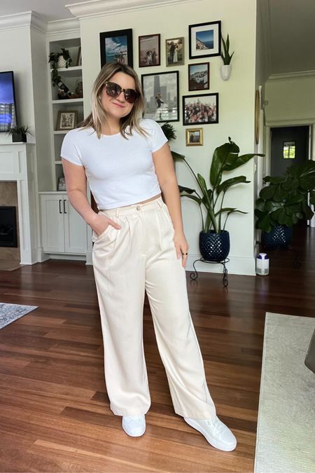 Outfit inspired by Jules / Julia Roberts in My Best Friends Wedding!
Trousers run true to size in regular sizing and a little small in petite sizing.